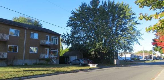Logement à louer 6 1/2 sur 2 étages (Sous-sol et RDC). Propre et tranquille, on vient de le peinturer au complet en blanc, près de tout les services. - Photo 2