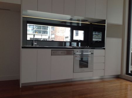 New painting and floor board, Large bedroom, close to everything! - Photo 4