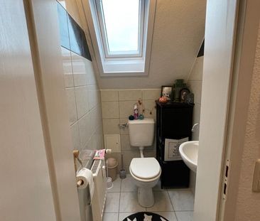 2-Raum Dachgeschoß-Wohnung in 06258 Schkopau - Photo 1