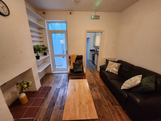 4 bedroom terraced house to rent - Photo 1