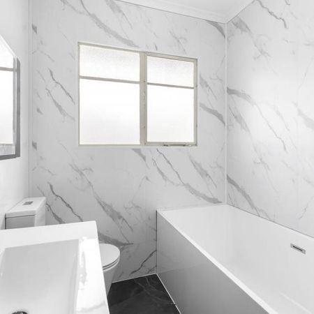 Beautiful home in vibrant location! - Photo 3