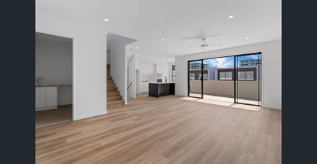 Luxurious low maintenance townhouse. - Photo 4