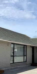 Very tidy 5 bedroom home in excellent location! - Photo 4