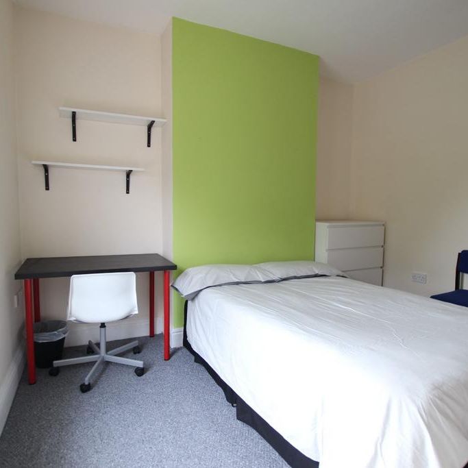 4 bedroom semi-detached house to rent - Photo 1