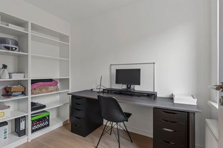 MARIABURG: Volledig gerenoveerd appartement met garagebox en veel bergruimte. - Foto 2