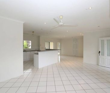 Location Location - Airconditioned - Extra Hobby Room - Fully Fenced - Photo 3