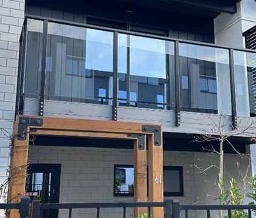 Modern 3-Bedroom, 2-Bathroom Home in Te Atatū Peninsula - Photo 4
