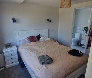 Sunny Modern Johnsonville Living — 3 Bed + Parking - Photo 4