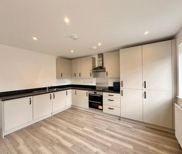 4 bedroom end of terrace house to rent - Photo 1
