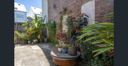 Charming three bedroom cottage in quiet laneway setting - Photo 4