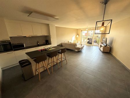 Gelijkvloers appartement met 2 slaapkamers en terras. - Photo 2