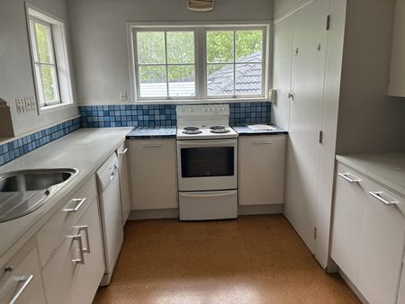 Spacious 3-Bedroom Family Home for rent in a Coveted Remuera location. - Photo 4