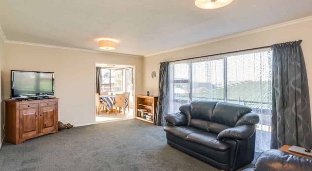 Beautiful 3BR Home in Popular Belleknowes! - Photo 1