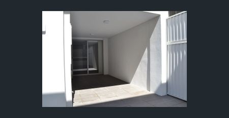 Ground floor unit with brand new floorboards - Photo 3