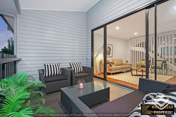 Pristine modern 3 bedroom townhouse - Photo 1