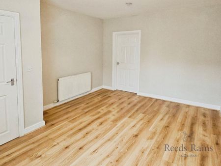 3 bedroom end of terrace house to rent - Photo 4