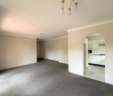 Spacious 2 Bedroom Apartment with lock up garage! - Photo 6