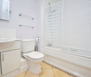 Flat to rent - Sparkes Close, Bromley, BR2 - Photo 5