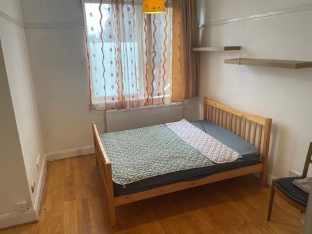 1 bedroom in a house share to rent - Photo 2