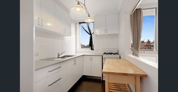 Top floor modern gem! - Photo 1