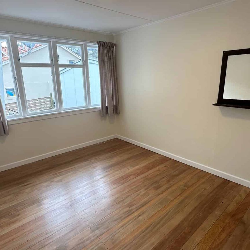 Central living with stunning views - Photo 1