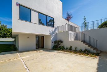 Moradia T6 de arquitetura moderna inserida no Golfe de Oeiras