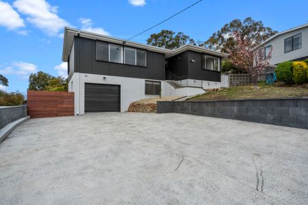 Modern Three Bedroom Home - Photo 3