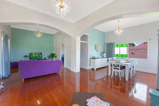 Stunning traditional Queenslander, walk to beach - Photo 1