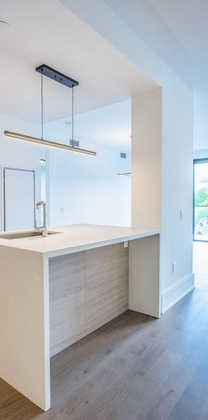A 2.5 bed luxurious rental residence overlooking Forest Hill. - Photo 1