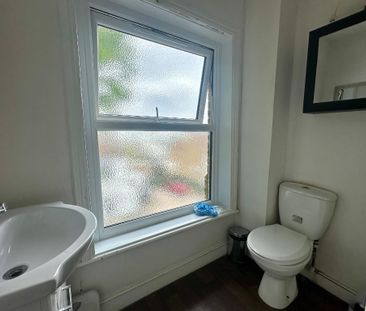 1 bedroom in a flat share to rent - Photo 2