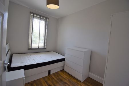 4 Bed Terraced House, Mortlake Road, IG1 - Photo 2