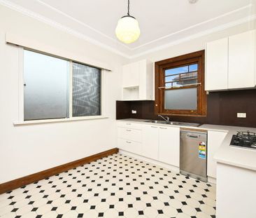 Spacious Living in a Convenient Ashfield Position - Photo 2