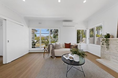 Beautifully Renovated 4 bedroom Family Home in Prime Oakleigh South - Photo 4