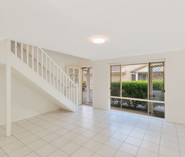 Renovated Townhouse in a Quiet complex - Photo 2