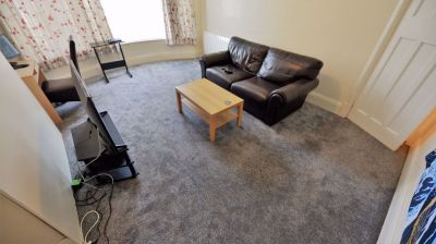 2 bedroom Flat in Otley Road, Leeds - Photo 2