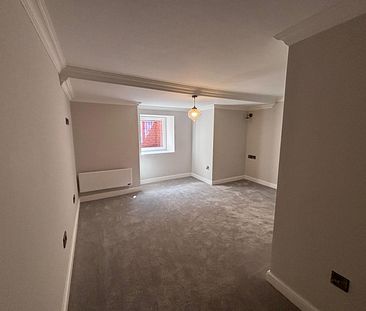 Spacious 2 bed Apartment - newly renovated in the heart of St Johns - Parking Included - Photo 1