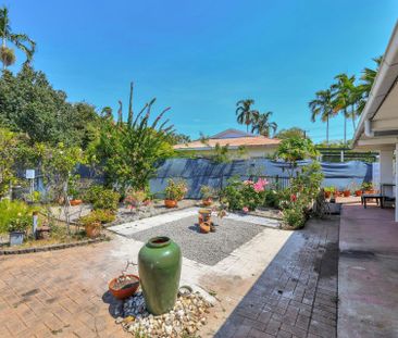 FAMILY HOME WITH SOLAR - Photo 3