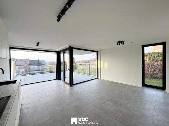 Energiezuinig nieuwbouwappartement met 2 slaapkamers, ruim terras en garage nabij centrum Tongeren - Photo 1