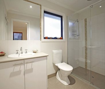 LOVELY THREE BEDROOM TOWNHOUSE! - Photo 2