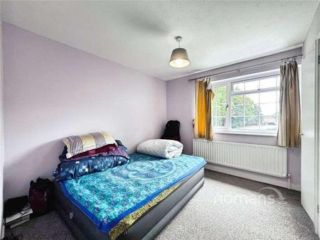 Woburn Avenue, Farnborough, GU14 - Photo 3