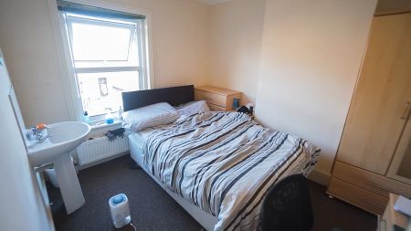 To Rent Garfield Avenue, Springbourne, Bournemouth, BH1 £1,720 pcm Tenancy Info - Photo 3