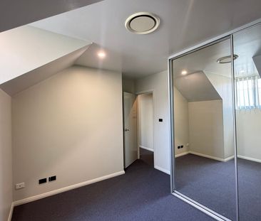 Spacious Three Bedroom Modern Townhouse - Photo 1