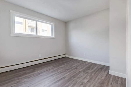 - 2 Bedroom at Lockhart Manor - Photo 5