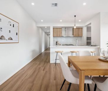 Near New Townhouse with 2 Master Bedrooms - Photo 3