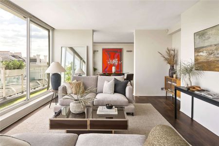A bright four bedroom penthouse apartment with spectacular reception room, floor-to-ceiling windows and a southerly terrace which spans the width of the building. - Photo 3