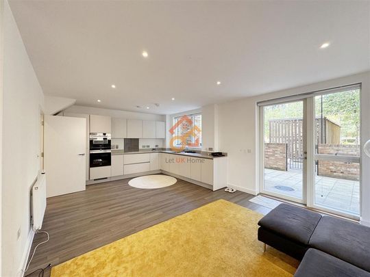 3 bedroom flat to rent - Photo 1