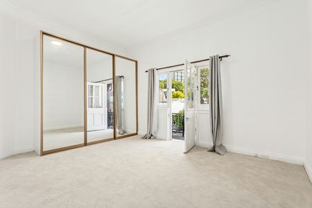 Newly Renovated Terrace, Prime Location - Photo 3