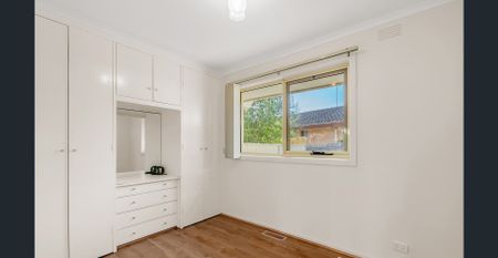 MODERNISED, UPDATED & BRIGHT - GARDENING INCLUDED!! - Photo 3