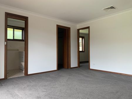 Within walking distance of shops, schools, public transport and parks. - Photo 4