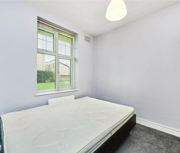 3 bedroom flat to rent - Photo 4